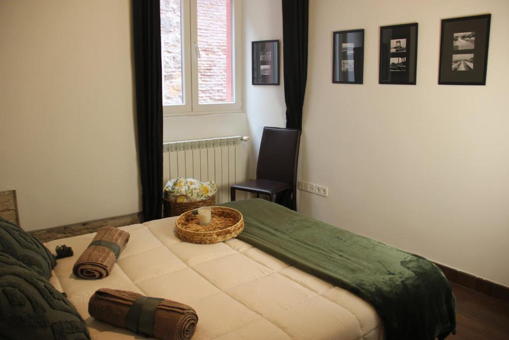 Un dormitorio con una cama con una cesta. en El museo, en Ávila