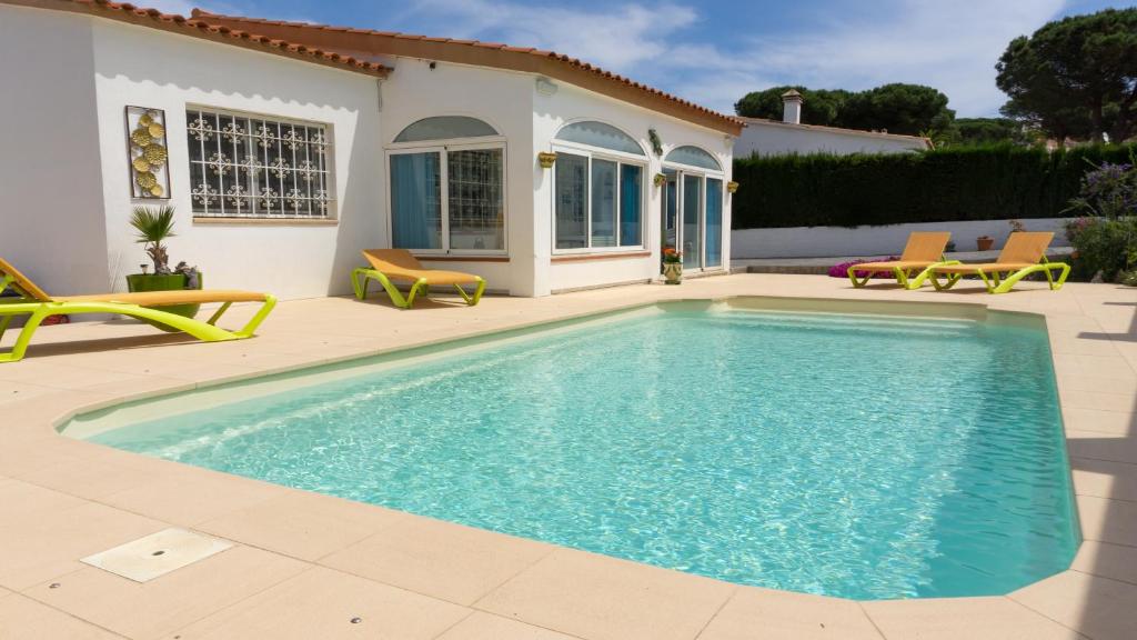 Bazén v ubytovaní VACAY Villa Zen, relax perfecto, en la Costa Brava, L'Escala! alebo v jeho blízkosti