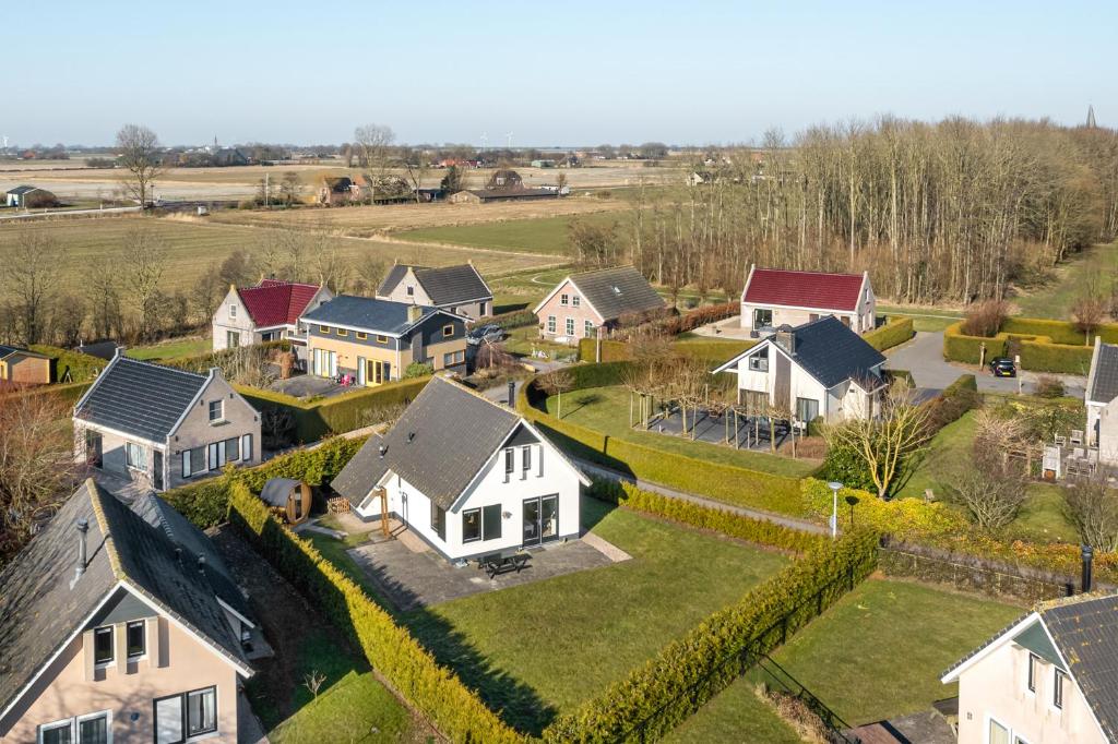 uma vista aérea de um bairro residencial com casas em The Frisian Beach House met Scandinavische barrel sauna em Tzummarum
