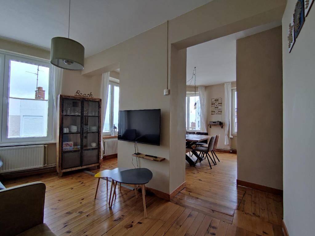 Télévision ou salle de divertissement dans l'établissement Apt 6 pers. Duplex vue mer avec charme de l'ancien