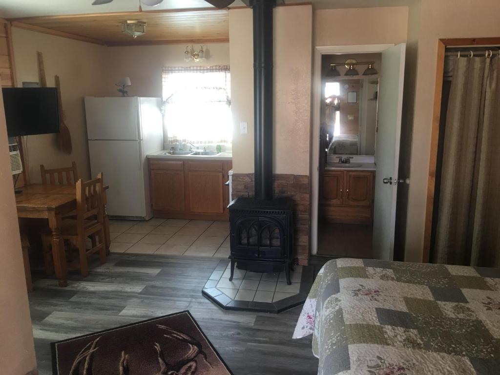 Rainbows End Fishing Resort - Deluxe Queen Studio