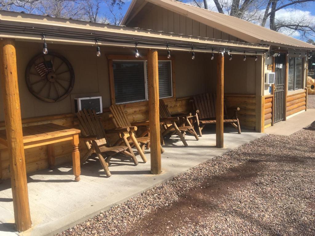 Rainbows End Fishing Resort - Deluxe Studio