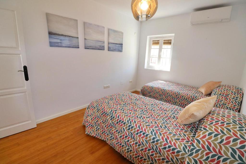 Postel nebo postele na pokoji v ubytování Naranjos Townhouse