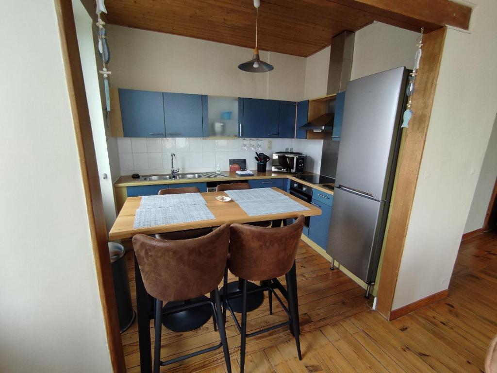 Cuisine ou kitchenette dans l'établissement Apt 6 pers. Duplex vue mer avec charme de l'ancien