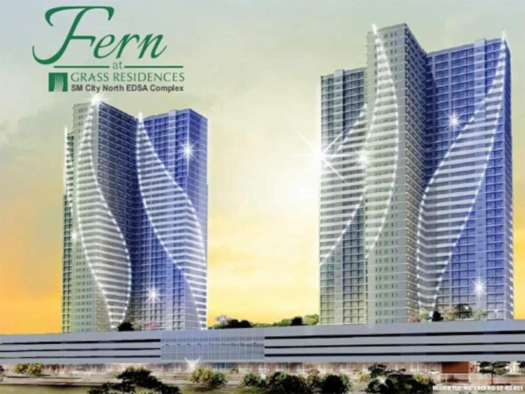 dos rascacielos altos con las palabras helecho en ellos en Grass Residences SM North Edsa and Trinoma en Manila