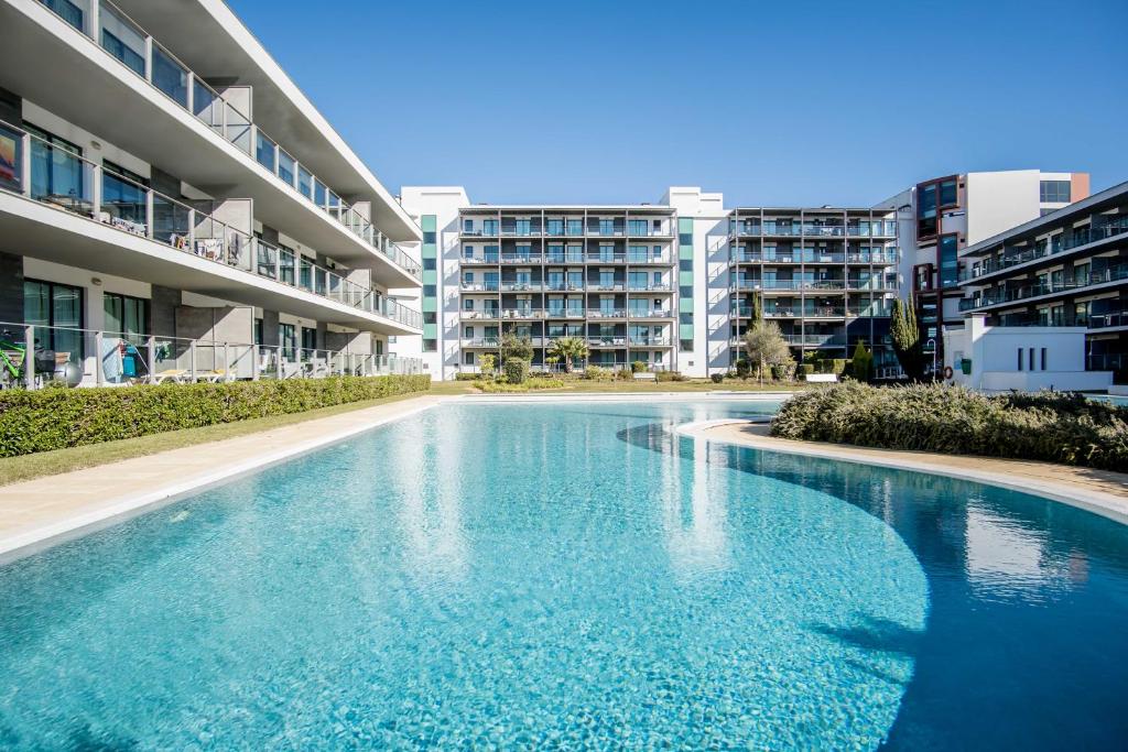 a swimming pool in front of some apartment buildings at Appartement Luxueux dans un site Exceptionnelle Vilamoura in Vilamoura