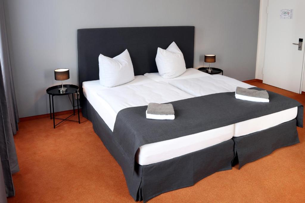 Postel nebo postele na pokoji v ubytování Hotel Sächsischer Hof