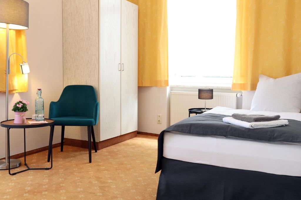 Postel nebo postele na pokoji v ubytování Hotel Sächsischer Hof