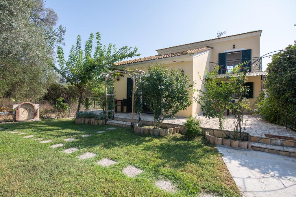 a house with a garden in front of it at Villa Varka in Vitalades