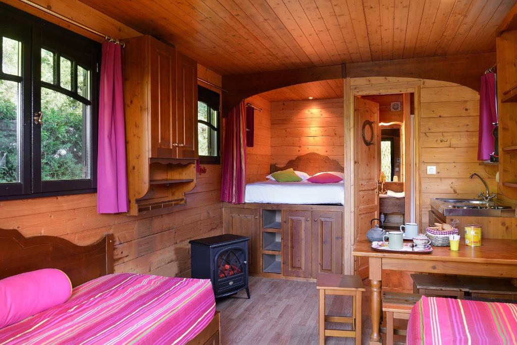 Kuchyň nebo kuchyňský kout v ubytování Logis Hôtel Restaurant LE VIEUX FUSIL