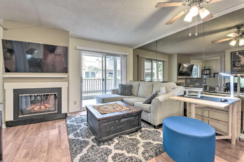 ein Wohnzimmer mit Couch und Kamin in der Unterkunft Cali Studio with Resort Perks 6 Mi to San Fran in Daly City