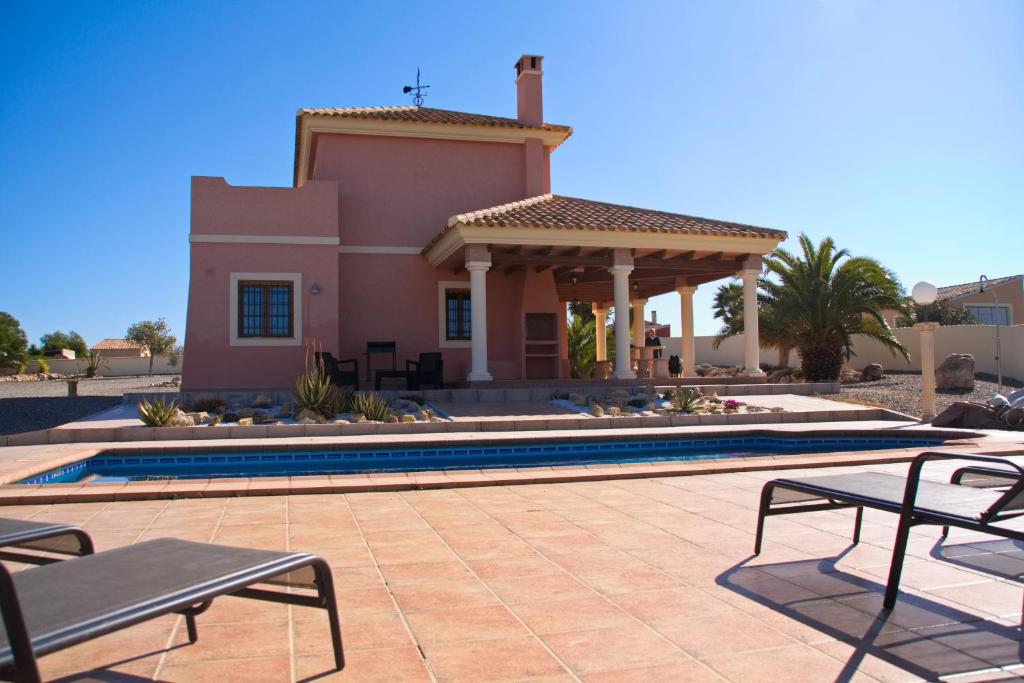 een huis met een zwembad voor een huis bij Villa Flo - very large, cheerful villa with private pool and garden in Albox