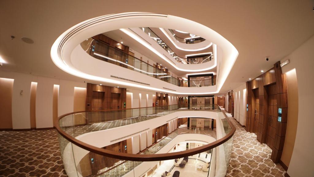obraz budynku ze spiralnymi schodami w obiekcie Hayat Al Riyadh Washam Hotel w Rijadzie