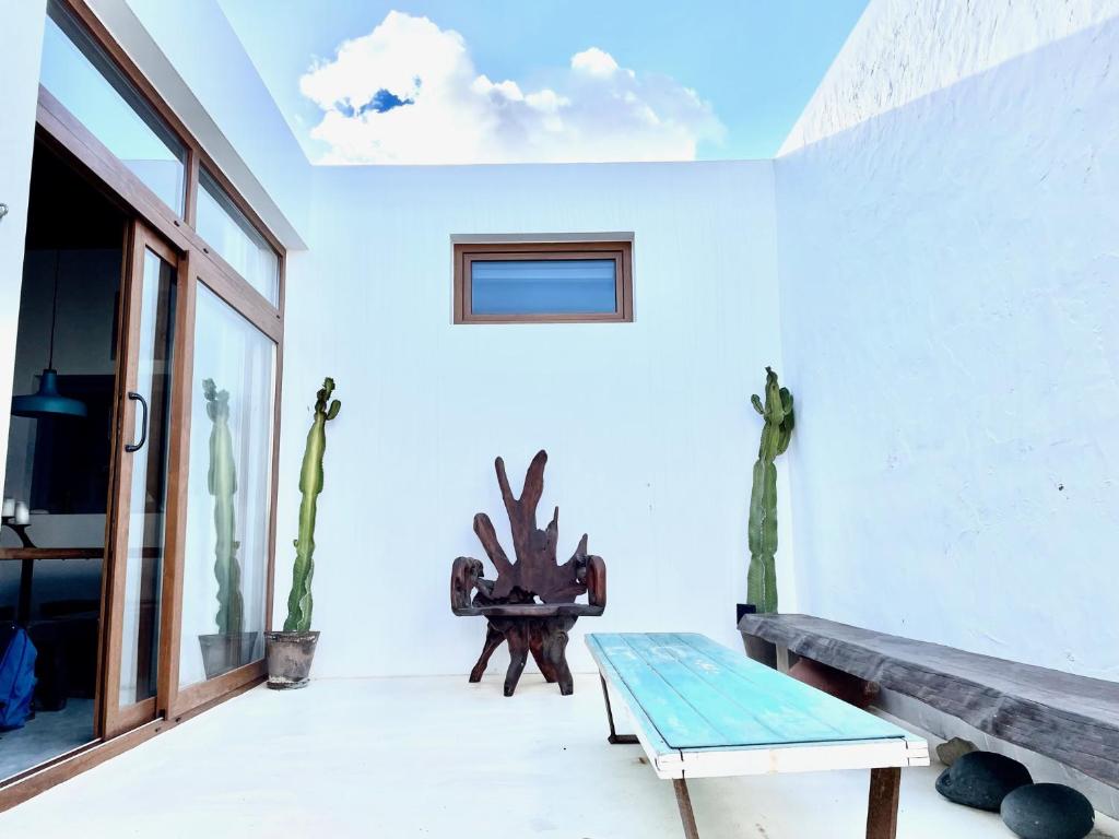 a room with a table and a bench and a window at VILLA RELAX, LA GRACIOSA in Caleta de Sebo