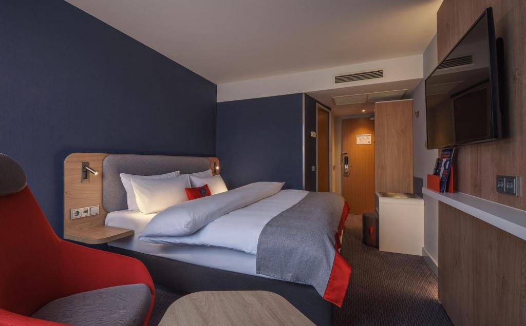 En eller flere senger på et rom på Holiday Inn Express Dortmund, an IHG Hotel