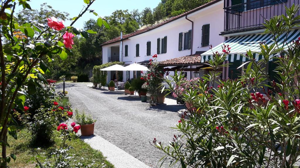 un jardín con flores y plantas frente a un edificio en B&B Casa Fossello, en Montabone