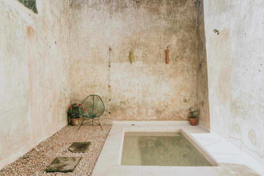 a room with a bath tub in a concrete wall at Villas Colón 18 in Coatepec