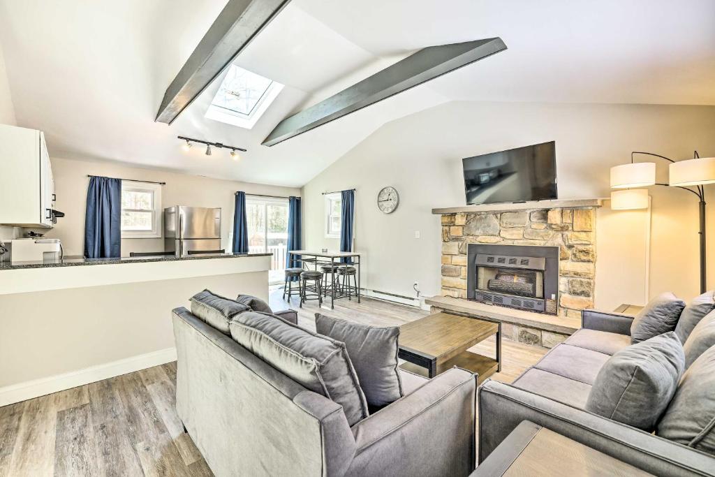 Kuchyň nebo kuchyňský kout v ubytování 12 Mi to Ski Home with Hot Tub in Arrowhead Lake