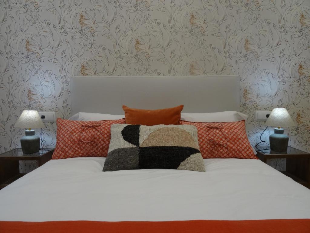 1 dormitorio con 1 cama blanca y 2 lámparas en Mi Refugio, en Monforte de Lemos