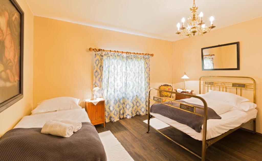 Postel nebo postele na pokoji v ubytování Schloss Ernegg