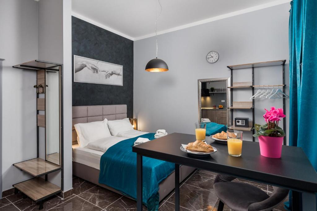 ein Schlafzimmer mit einem Bett und einem Tisch mit Essen darauf in der Unterkunft Apartments Piccola Venezia in Rijeka