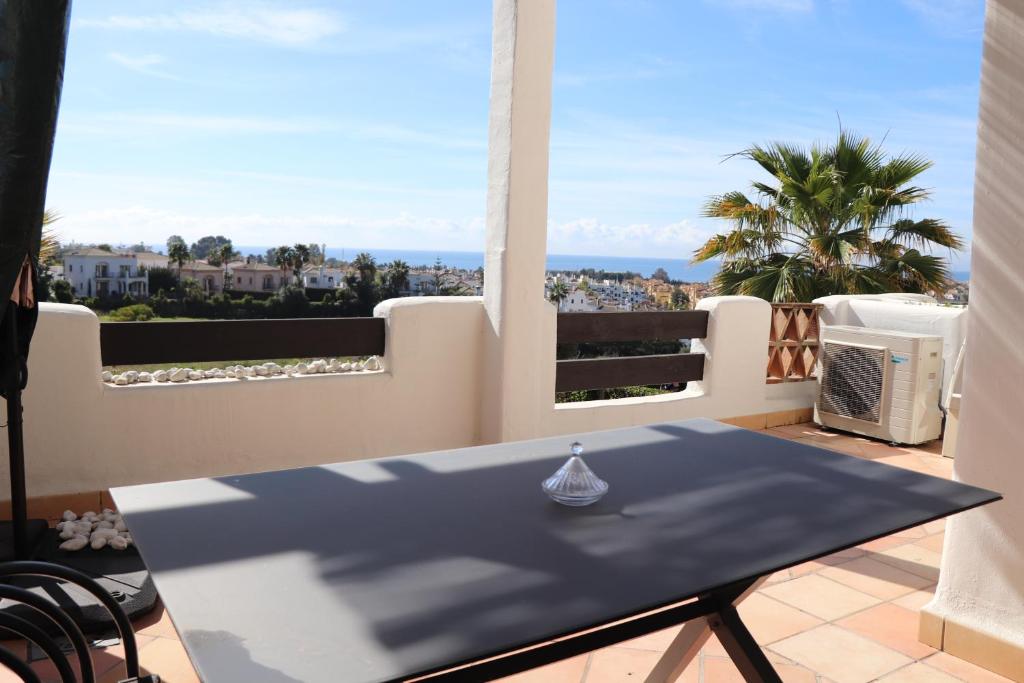 Balkón nebo terasa v ubytování Sunset Resina Golf - 2 Bedrooms Apartment with Sea view - Estepona