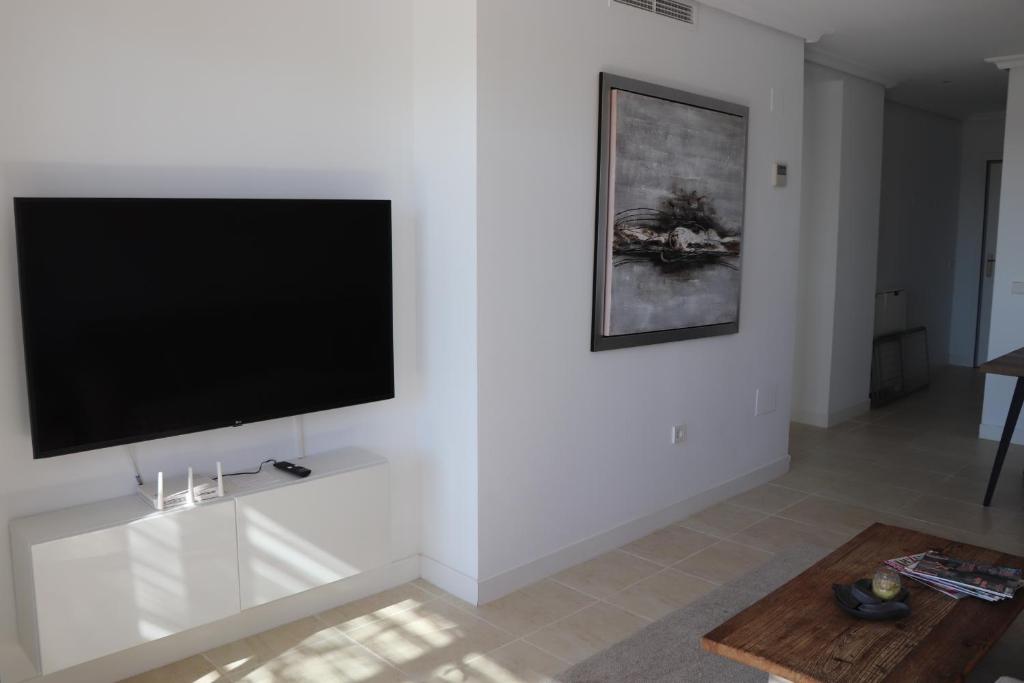 TV a/nebo společenská místnost v ubytování Sunset Resina Golf - 2 Bedrooms Apartment with Sea view - Estepona