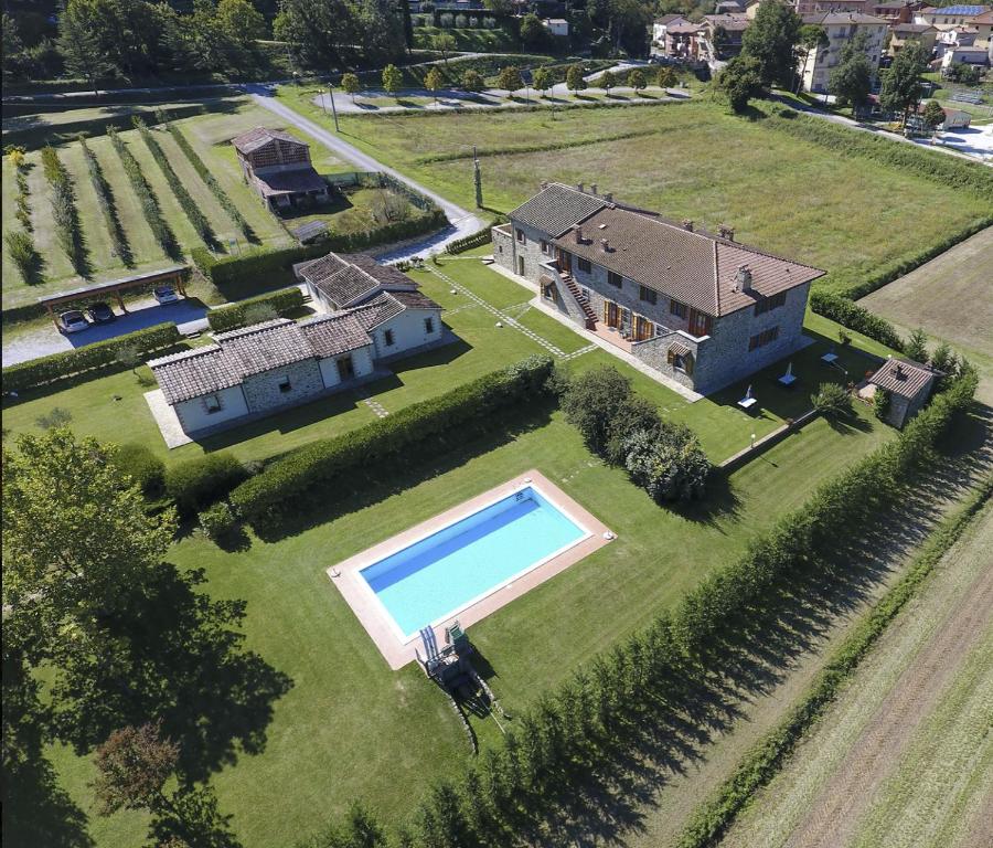 vista aerea di una casa con piscina di Agriturismo Le Fornaci - Camera Lavanda a Mercatale