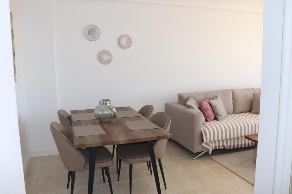 Posezení v ubytování Sunset Resina Golf - 2 Bedrooms Apartment with Sea view - Estepona
