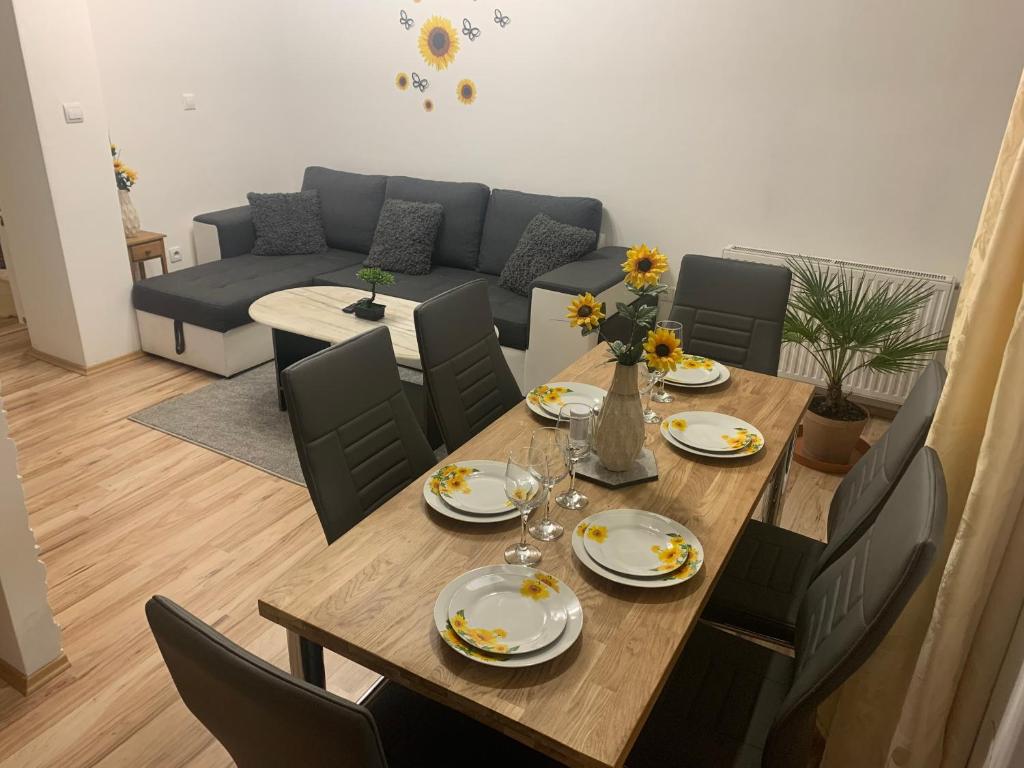 - une salle à manger avec une table et un canapé dans l'établissement Apartmán Slunečnice s terasou, à České Budějovice
