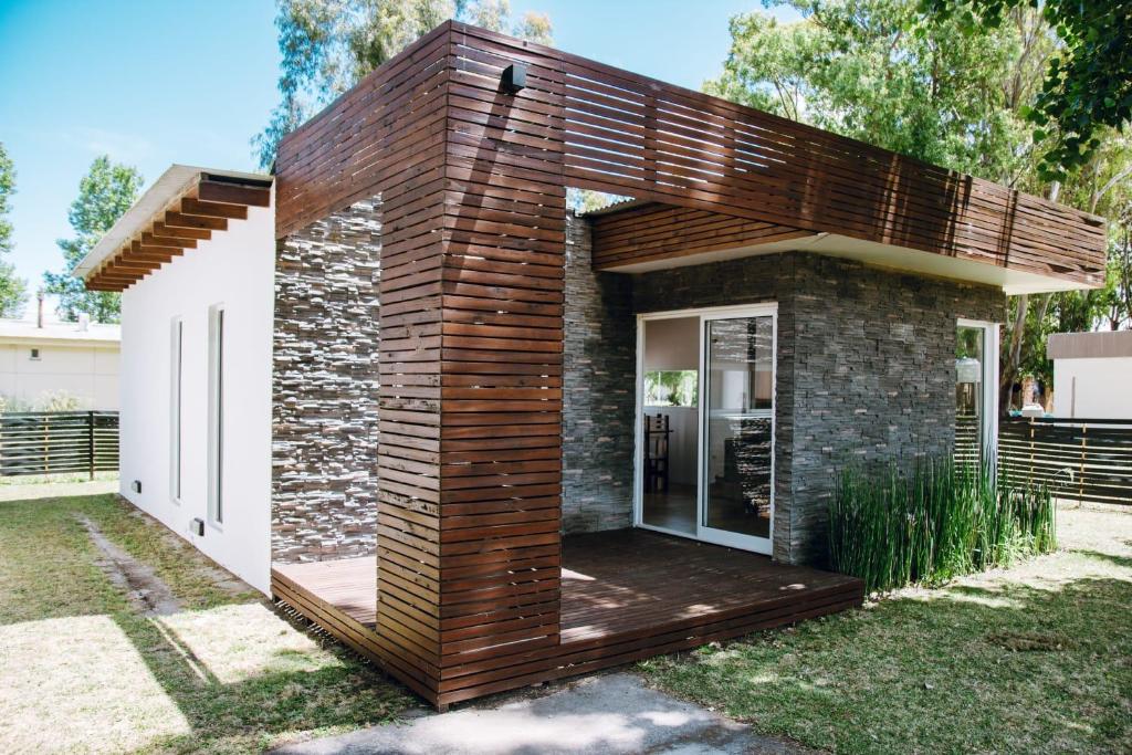 a small house with a wooden facade at Descanso en La Caleta in Mar de Cobo