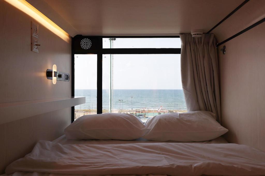 Postel nebo postele na pokoji v ubytování The O Pod Capsule Hotel