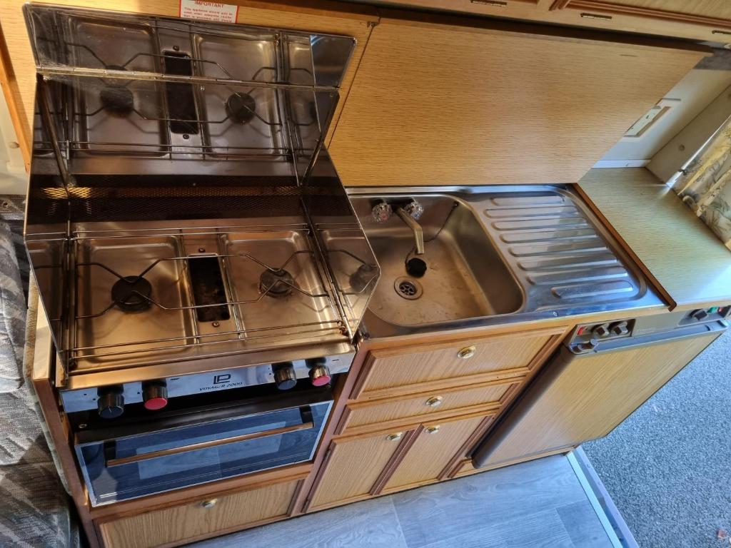Kuchyň nebo kuchyňský kout v ubytování RETRO CAMPER HIRE Discover Ireland