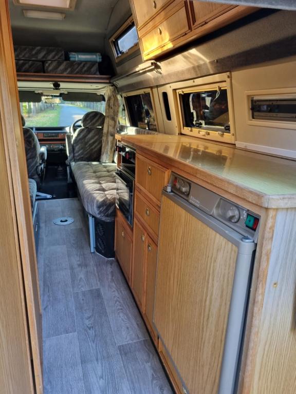 Kuchyň nebo kuchyňský kout v ubytování RETRO CAMPER HIRE Discover Ireland
