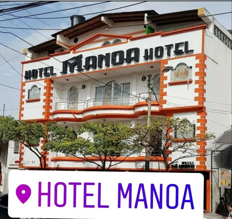 un hotel mumbai con un cartel delante en Hotel Manoa en Cúcuta