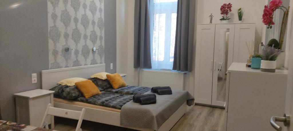 Łóżko lub łóżka w pokoju w obiekcie Pompár Belvárosi Apartman