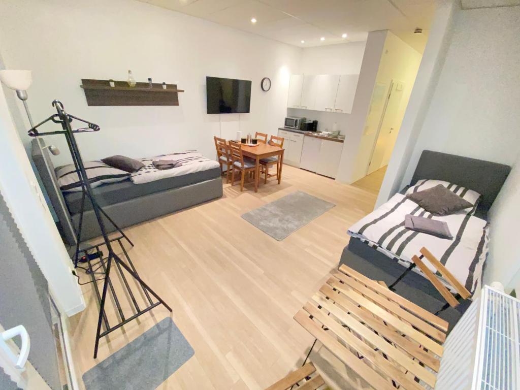 sala de estar con sofá y mesa en Apartment - 3 Einzelbetten - Stellplatz - Netflix en Goch