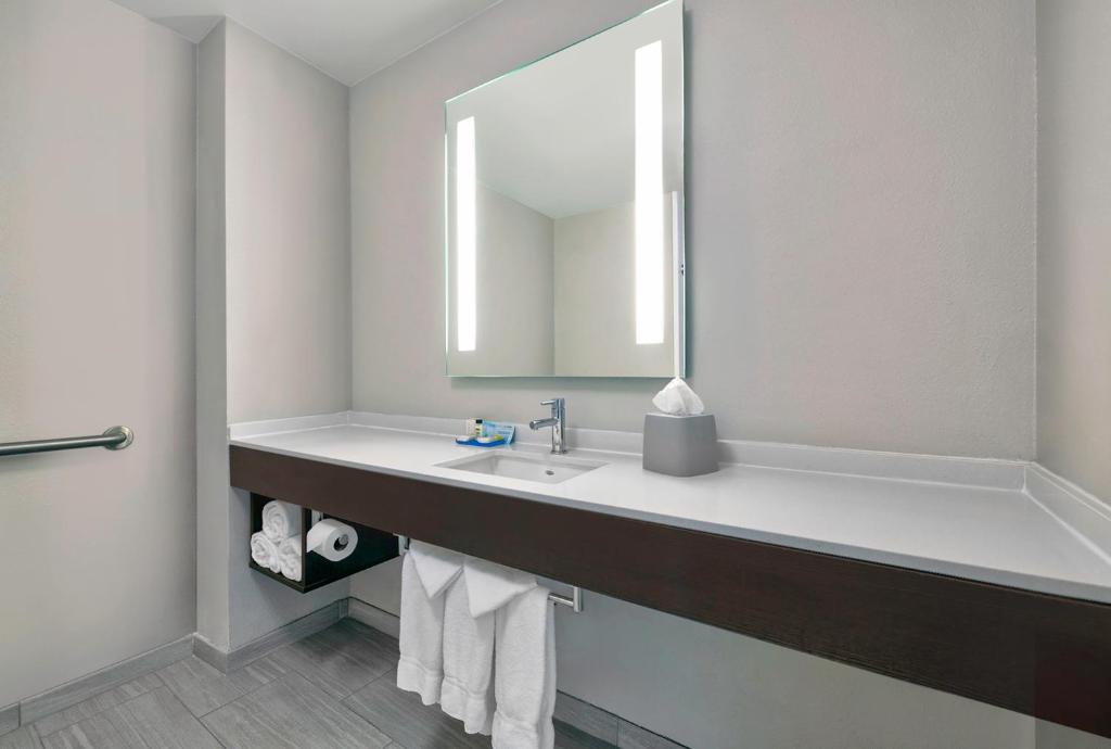 Holiday Inn Express Hotel & Suites Kansas City - Grandview by IHG - King Room - Mobiliteit Toegang/gehoor Toegankelijk