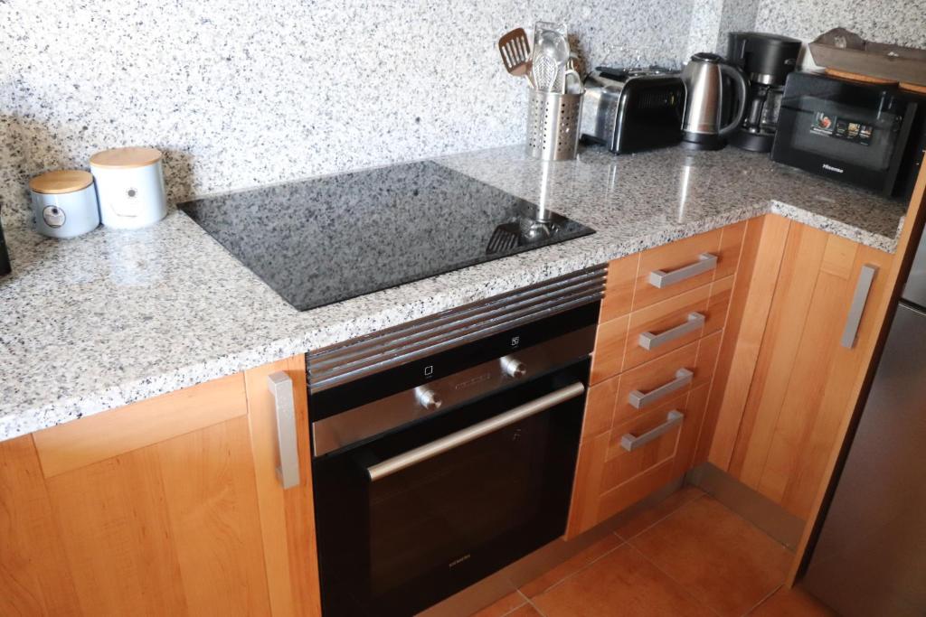 Kuchyň nebo kuchyňský kout v ubytování Sunset Resina Golf - 2 Bedrooms Apartment with Sea view - Estepona
