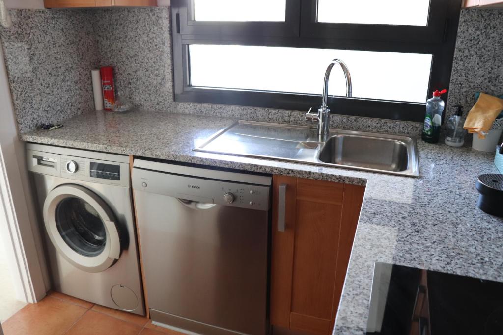 Kuchyň nebo kuchyňský kout v ubytování Sunset Resina Golf - 2 Bedrooms Apartment with Sea view - Estepona