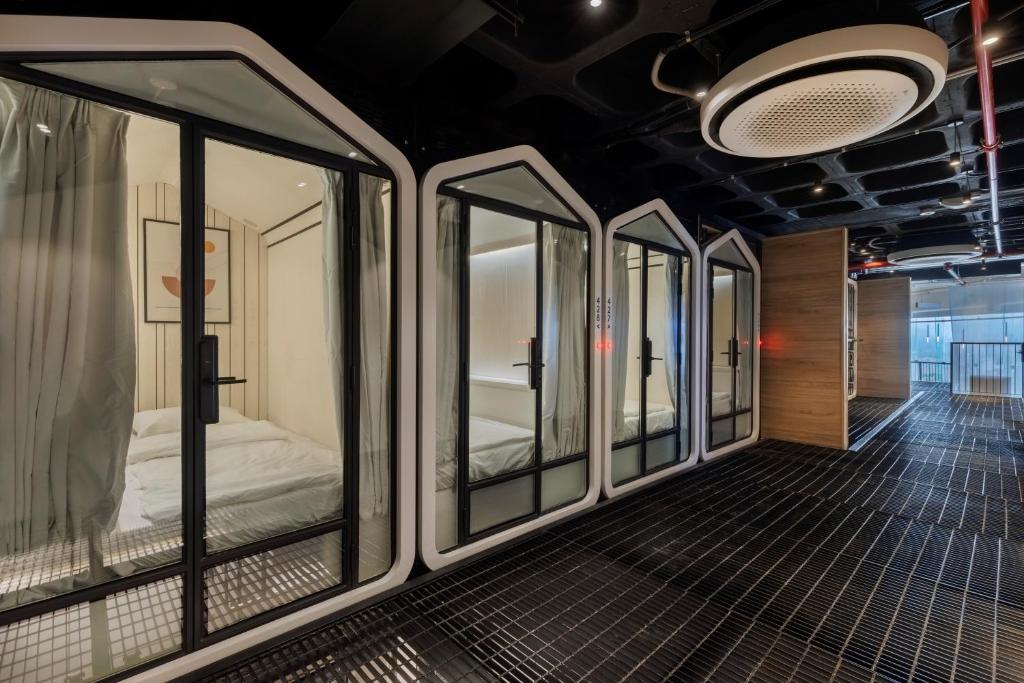 Postel nebo postele na pokoji v ubytování The O Pod Capsule Hotel