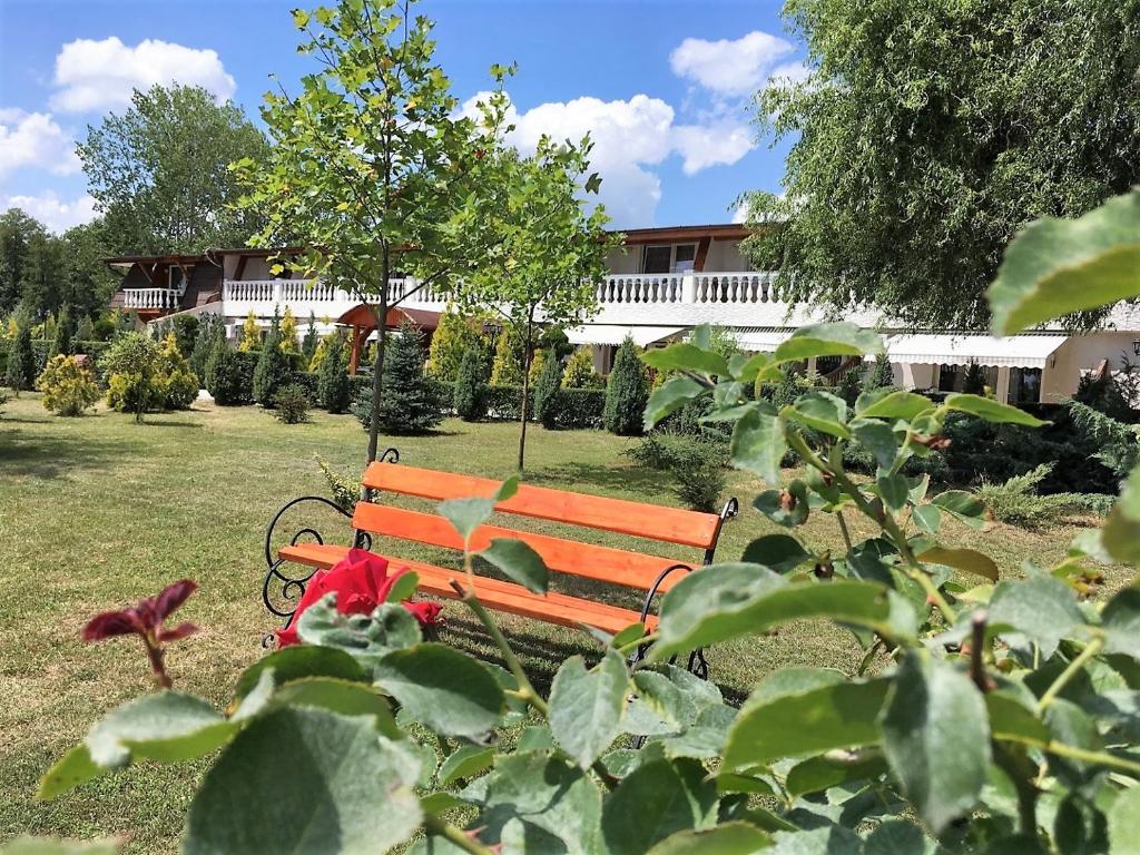 a wooden bench sitting in the middle of a yard at Termál Apartman in Nyírbátor