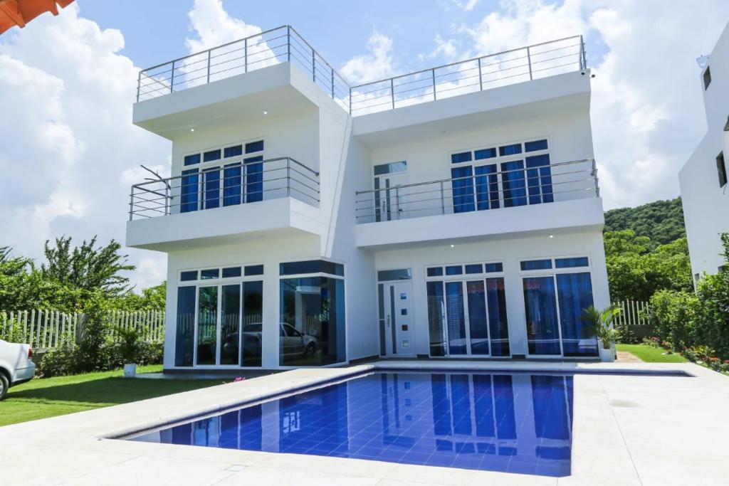 Бассейн в VILLA MANDALAY или поблизости