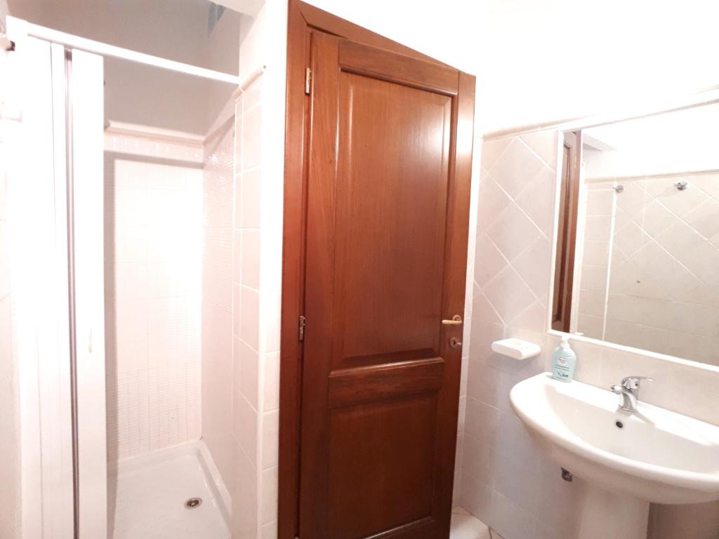 A bathroom at Santa Teresa Sea View apartment - Private Parking & WiFi