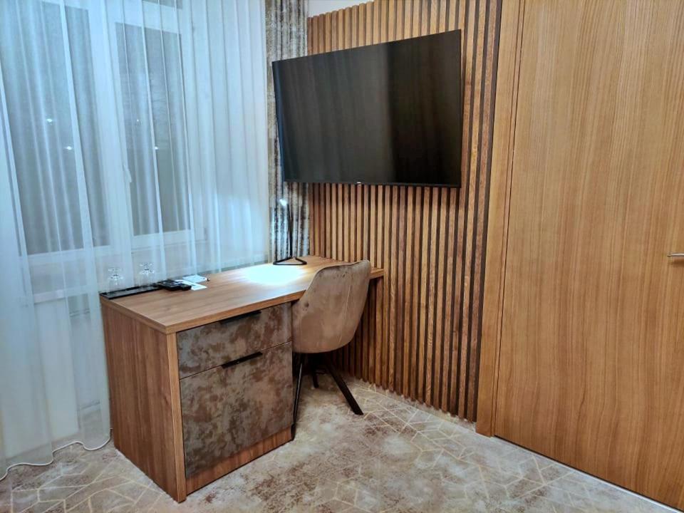 TV a/nebo společenská místnost v ubytování Vvinn Hotel