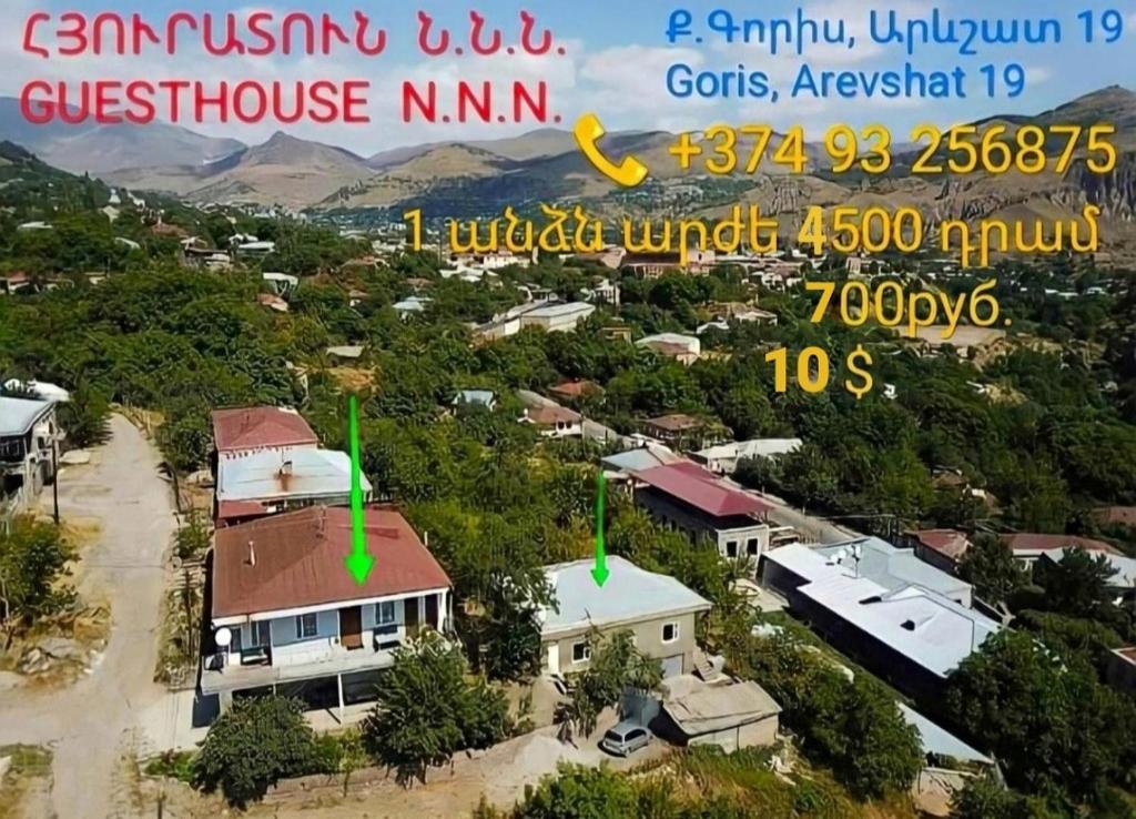 una vista aérea de una casa en un pueblo en NNN Guest House, en Goris