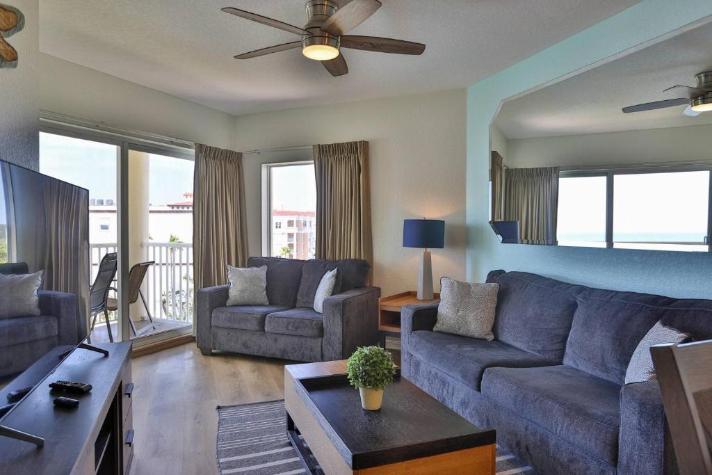 ein Wohnzimmer mit 2 Sofas und einem Deckenventilator in der Unterkunft 611-N - Sunset Vistas in St Pete Beach