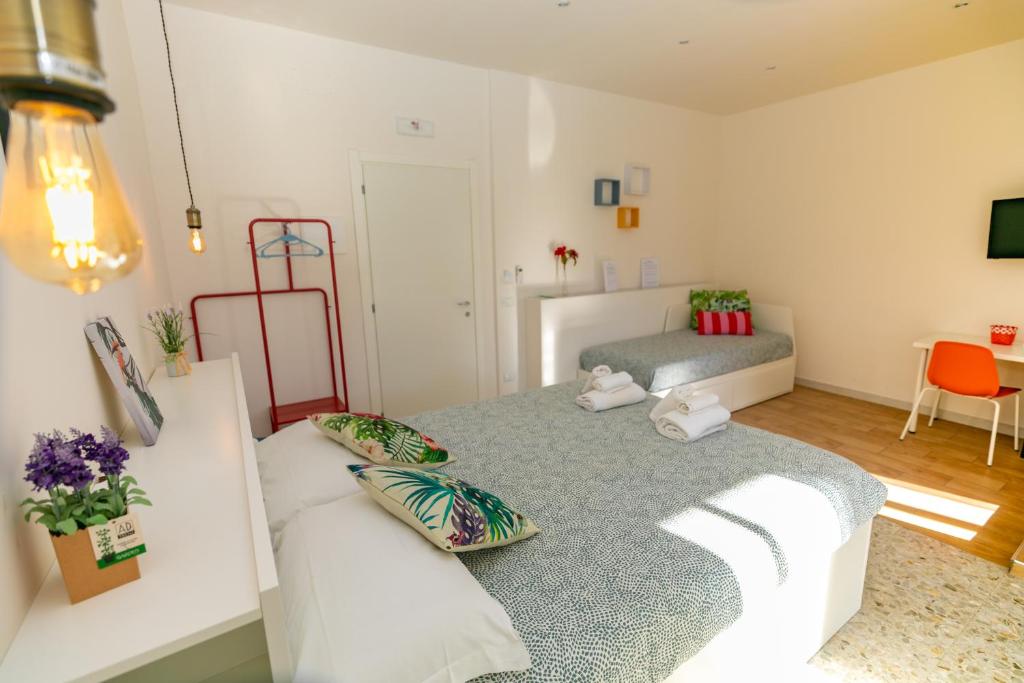 - une chambre avec 2 lits et une table dans l'établissement AllYouCanTrip - Porto, à Naples