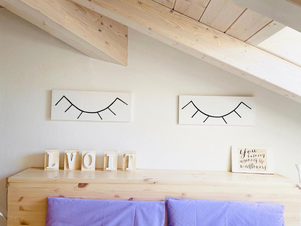 une chambre avec deux photos de sourcils sur le mur dans l'établissement Casa Lilla, à Gravedona