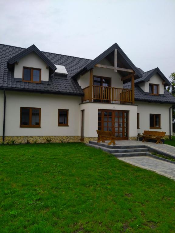 una casa grande con un gran patio delante en W Łęgu Natury en Nur